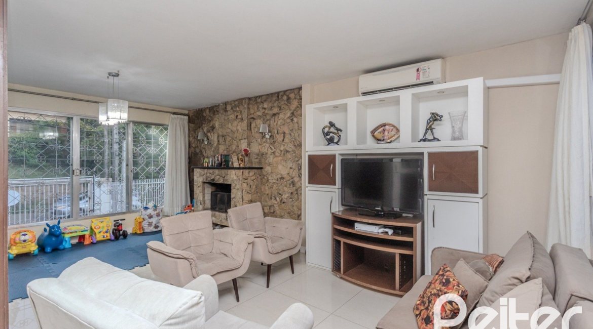 Casa à venda com 274m², 5 dormitórios, 1 suíte, 4 vagas, no bairro Tristeza em Porto Alegre