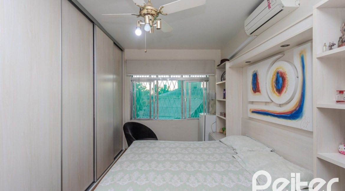 Casa à venda com 274m², 5 dormitórios, 1 suíte, 4 vagas, no bairro Tristeza em Porto Alegre