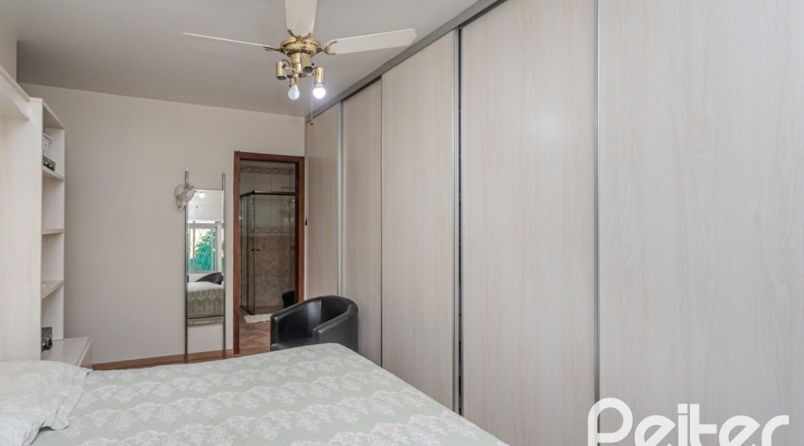 Casa à venda com 274m², 5 dormitórios, 1 suíte, 4 vagas, no bairro Tristeza em Porto Alegre