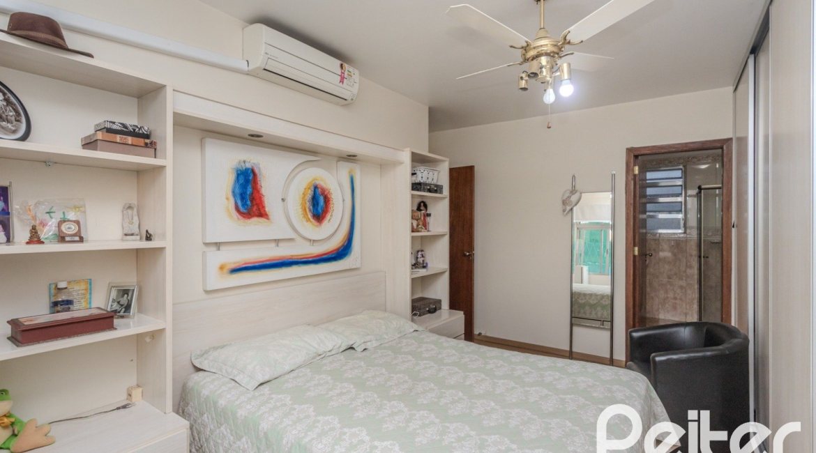 Casa à venda com 274m², 5 dormitórios, 1 suíte, 4 vagas, no bairro Tristeza em Porto Alegre