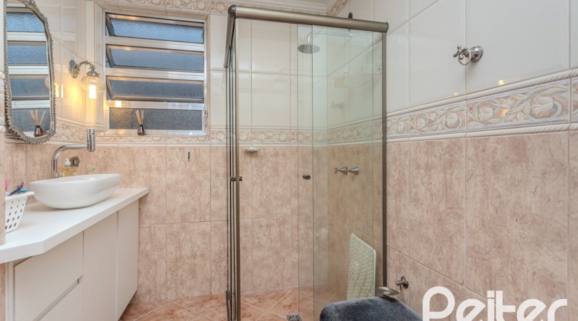 Casa à venda com 274m², 5 dormitórios, 1 suíte, 4 vagas, no bairro Tristeza em Porto Alegre