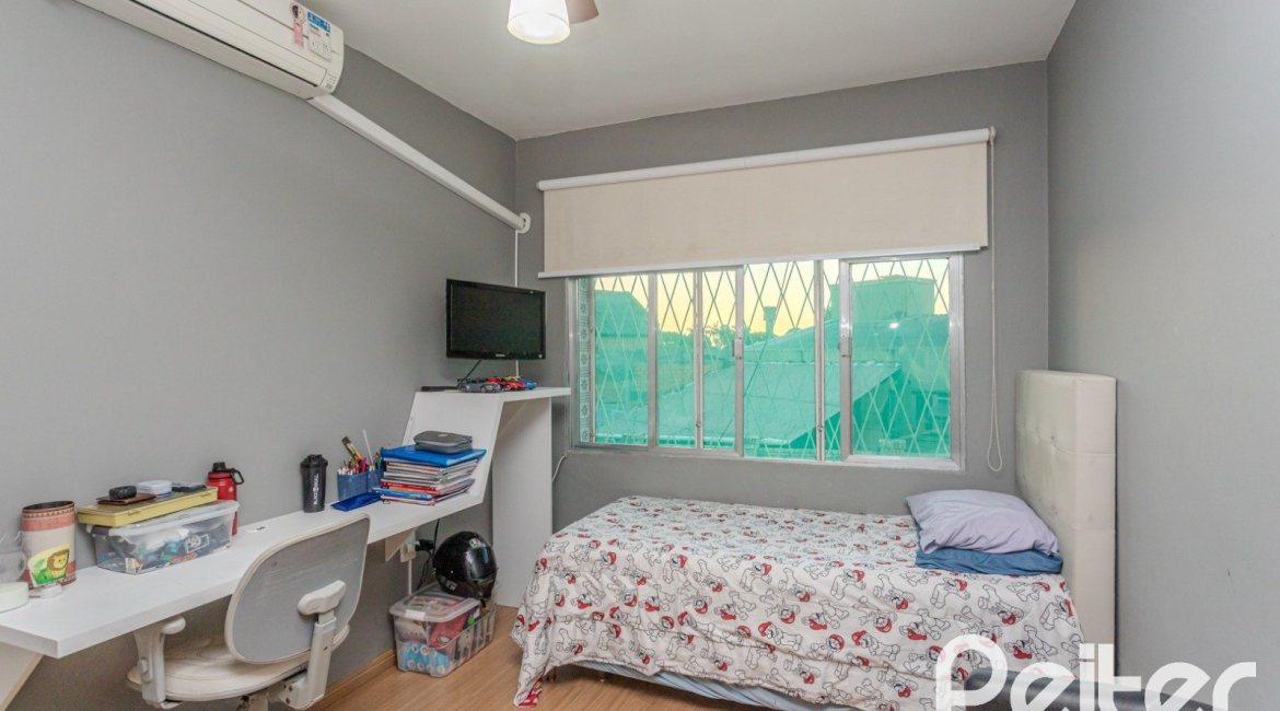 Casa à venda com 274m², 5 dormitórios, 1 suíte, 4 vagas, no bairro Tristeza em Porto Alegre