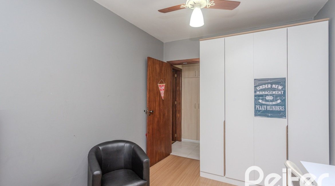 Casa à venda com 274m², 5 dormitórios, 1 suíte, 4 vagas, no bairro Tristeza em Porto Alegre