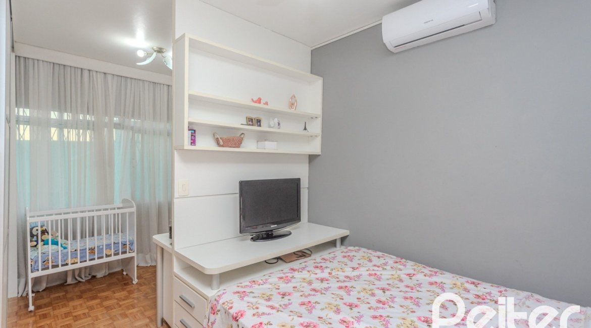 Casa à venda com 274m², 5 dormitórios, 1 suíte, 4 vagas, no bairro Tristeza em Porto Alegre