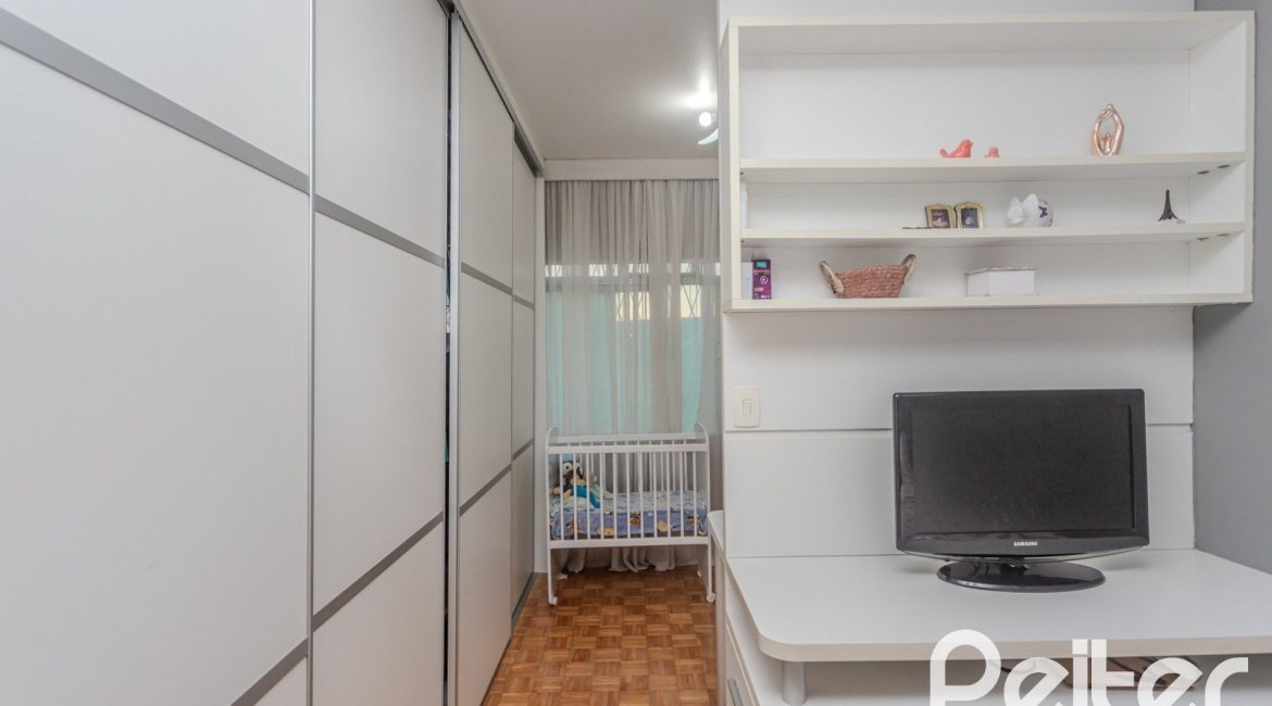 Casa à venda com 274m², 5 dormitórios, 1 suíte, 4 vagas, no bairro Tristeza em Porto Alegre