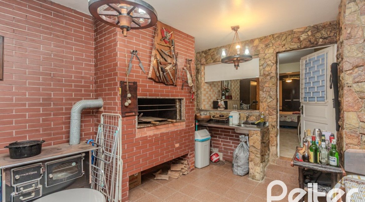 Casa à venda com 274m², 5 dormitórios, 1 suíte, 4 vagas, no bairro Tristeza em Porto Alegre