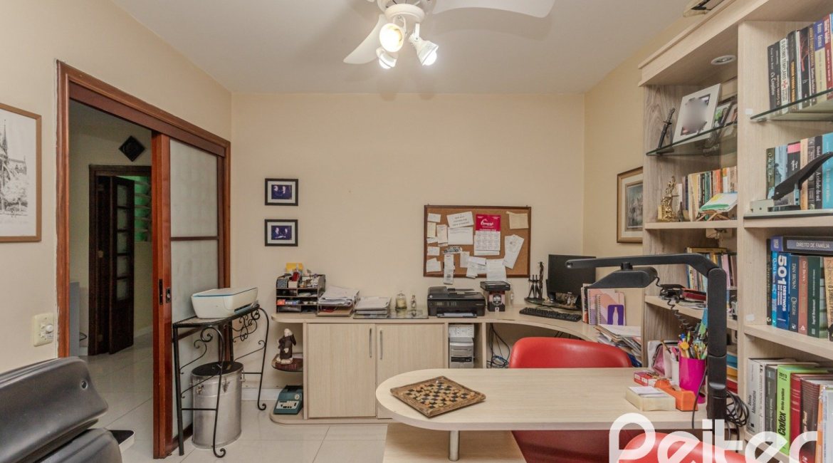 Casa à venda com 274m², 5 dormitórios, 1 suíte, 4 vagas, no bairro Tristeza em Porto Alegre