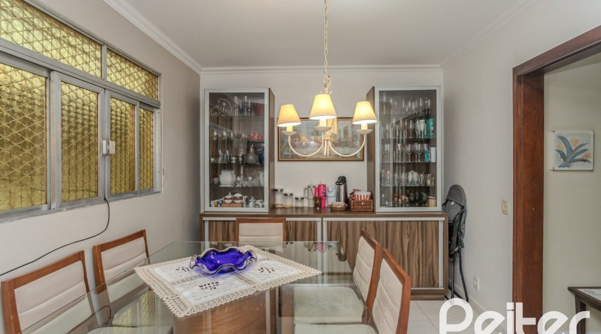 Casa à venda com 274m², 5 dormitórios, 1 suíte, 4 vagas, no bairro Tristeza em Porto Alegre