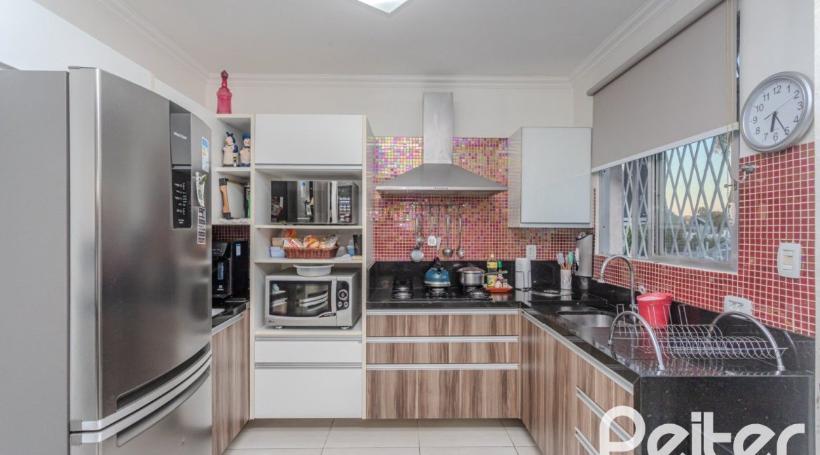 Casa à venda com 274m², 5 dormitórios, 1 suíte, 4 vagas, no bairro Tristeza em Porto Alegre