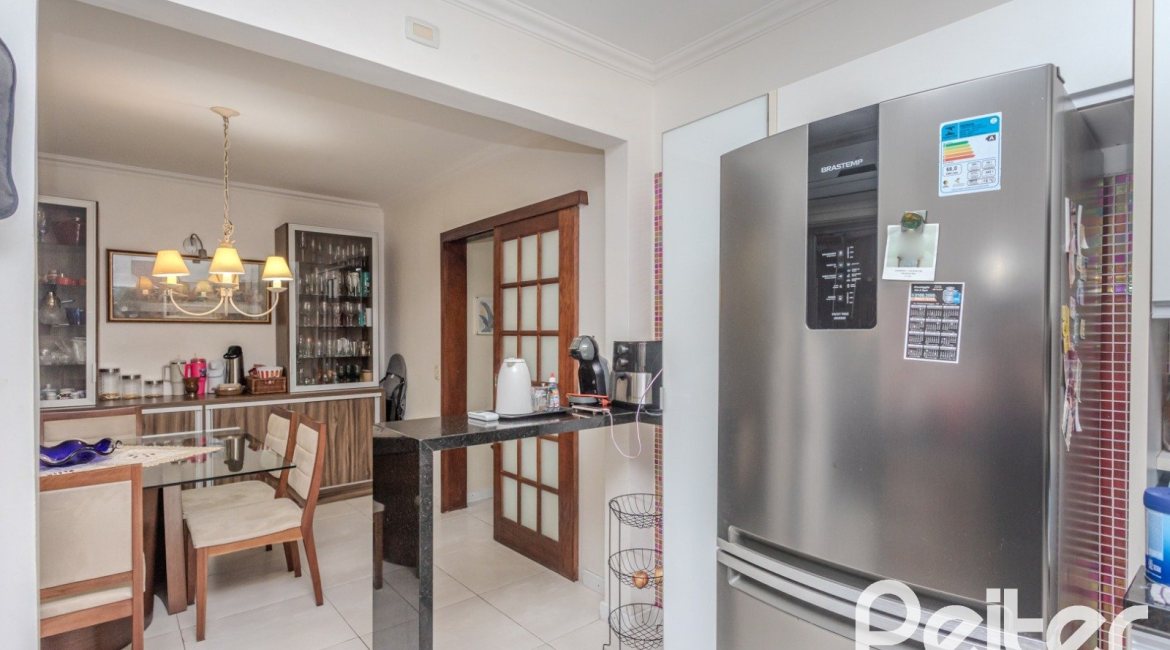 Casa à venda com 274m², 5 dormitórios, 1 suíte, 4 vagas, no bairro Tristeza em Porto Alegre