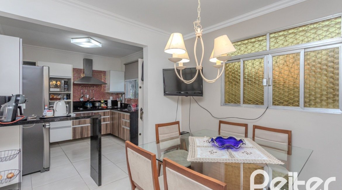 Casa à venda com 274m², 5 dormitórios, 1 suíte, 4 vagas, no bairro Tristeza em Porto Alegre