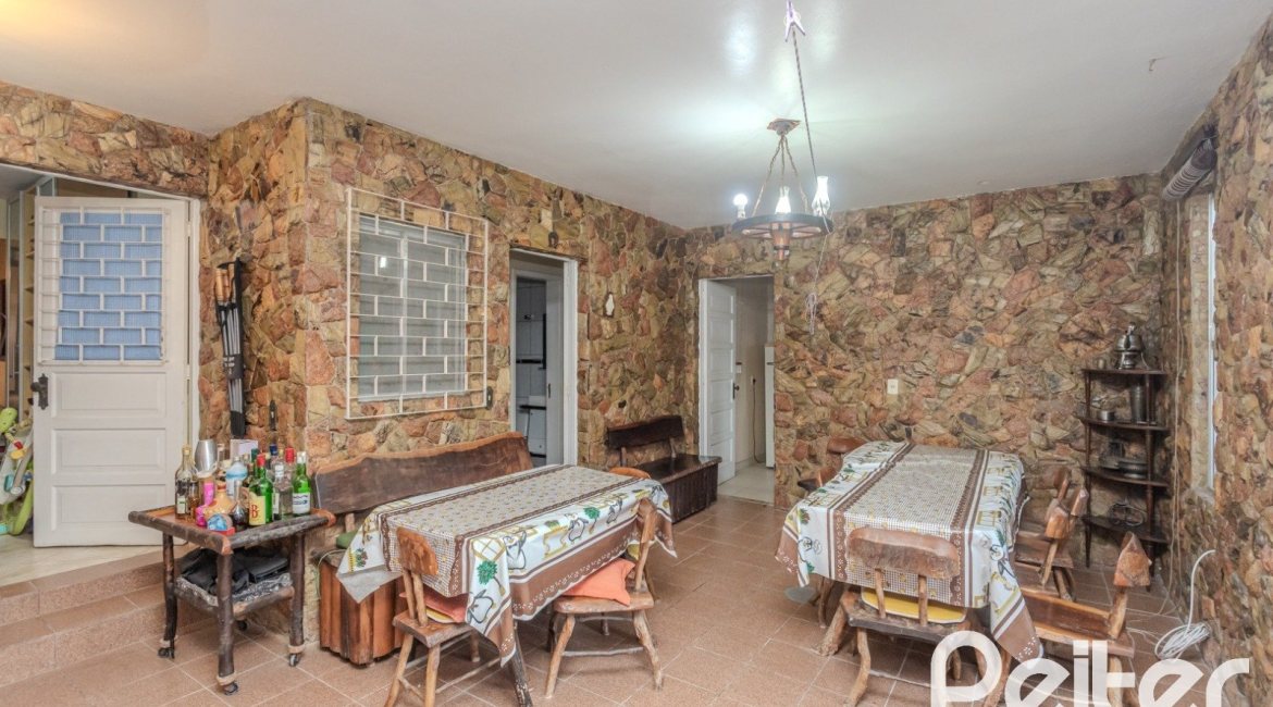 Casa à venda com 274m², 5 dormitórios, 1 suíte, 4 vagas, no bairro Tristeza em Porto Alegre