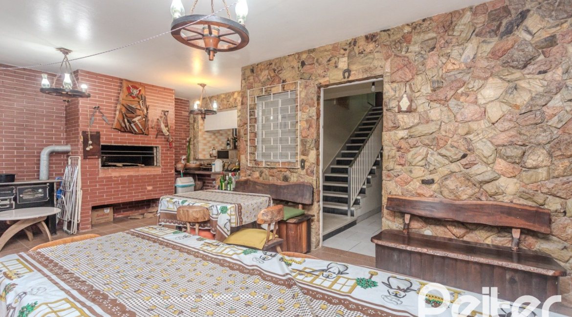 Casa à venda com 274m², 5 dormitórios, 1 suíte, 4 vagas, no bairro Tristeza em Porto Alegre