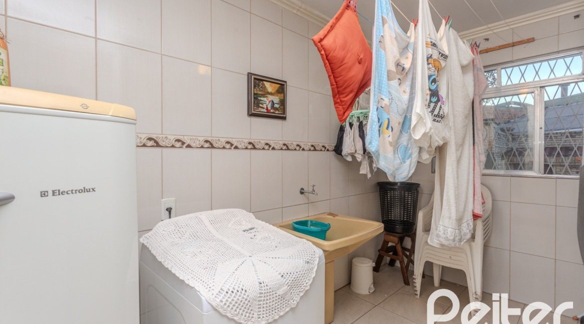 Casa à venda com 274m², 5 dormitórios, 1 suíte, 4 vagas, no bairro Tristeza em Porto Alegre