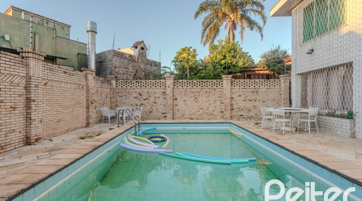 Casa à venda com 274m², 5 dormitórios, 1 suíte, 4 vagas, no bairro Tristeza em Porto Alegre