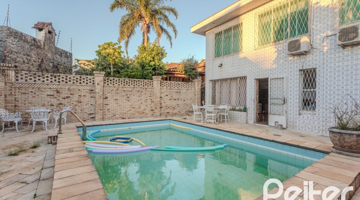 Casa à venda com 274m², 5 dormitórios, 1 suíte, 4 vagas, no bairro Tristeza em Porto Alegre