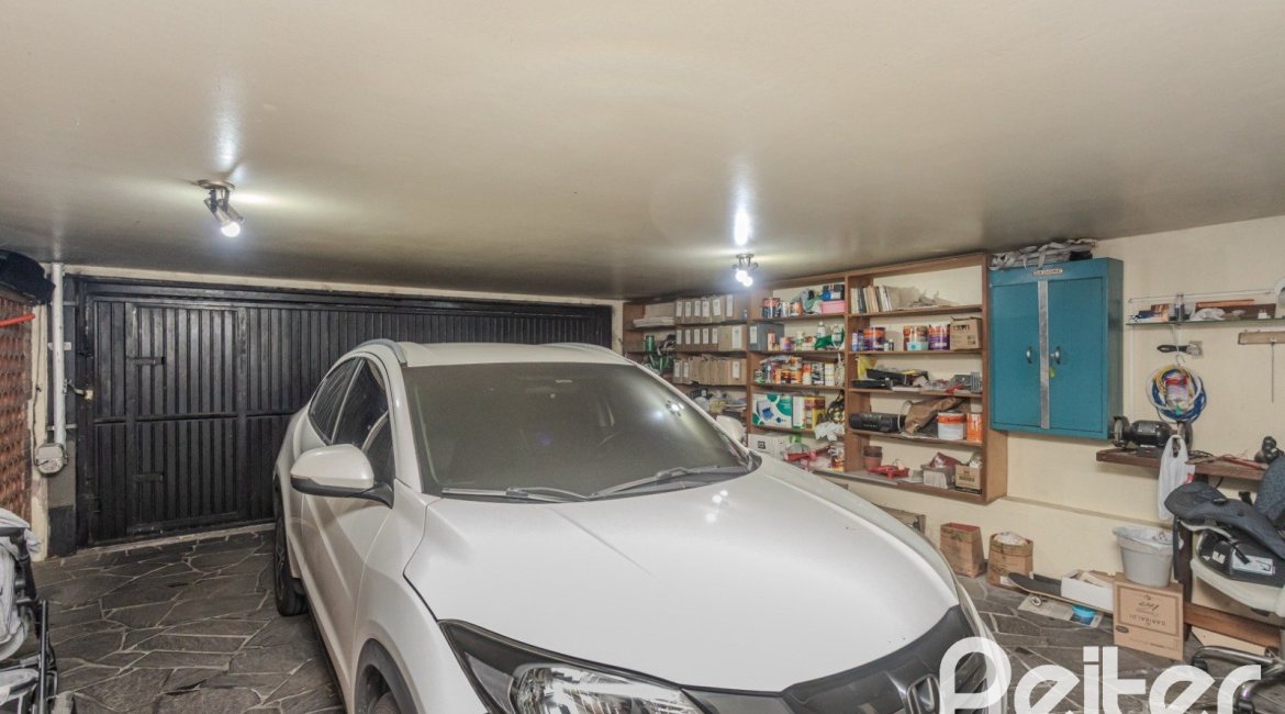 Casa à venda com 274m², 5 dormitórios, 1 suíte, 4 vagas, no bairro Tristeza em Porto Alegre