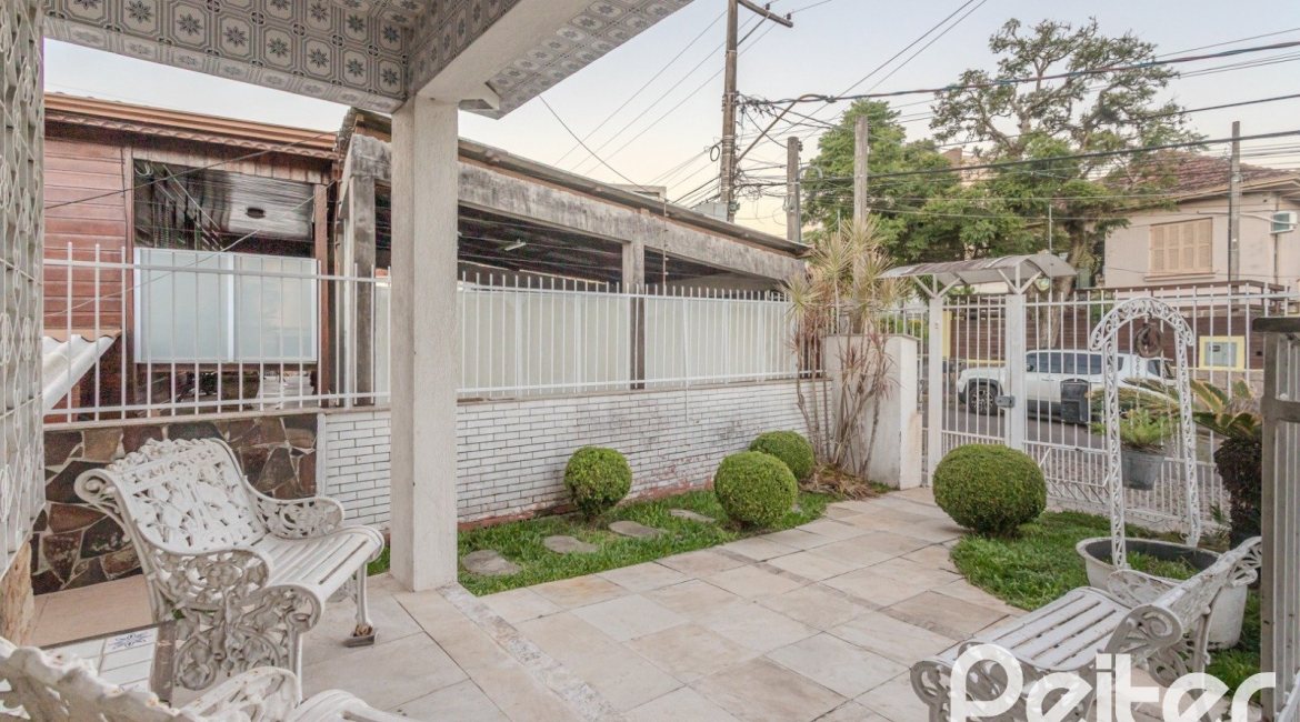 Casa à venda com 274m², 5 dormitórios, 1 suíte, 4 vagas, no bairro Tristeza em Porto Alegre