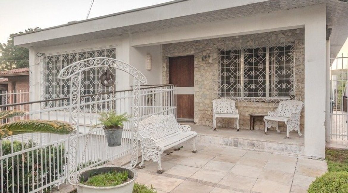 Casa à venda com 274m², 5 dormitórios, 1 suíte, 4 vagas, no bairro Tristeza em Porto Alegre