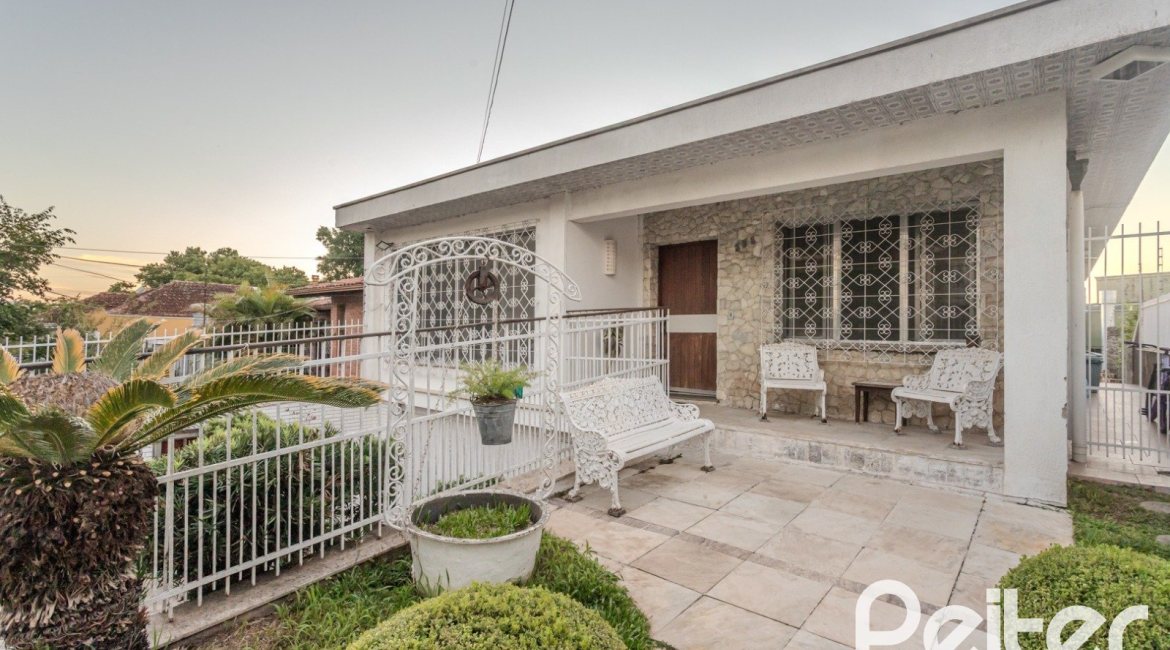 Casa à venda com 274m², 5 dormitórios, 1 suíte, 4 vagas, no bairro Tristeza em Porto Alegre