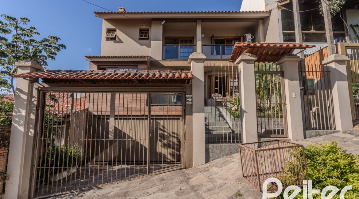 Casa à venda com 227m², 3 dormitórios, 3 suítes, 2 vagas, no bairro Espírito Santo em Porto Alegre