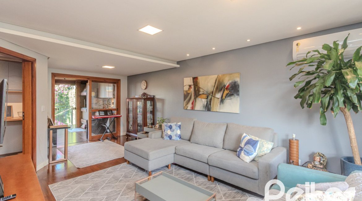 Casa à venda com 227m², 3 dormitórios, 3 suítes, 2 vagas, no bairro Espírito Santo em Porto Alegre