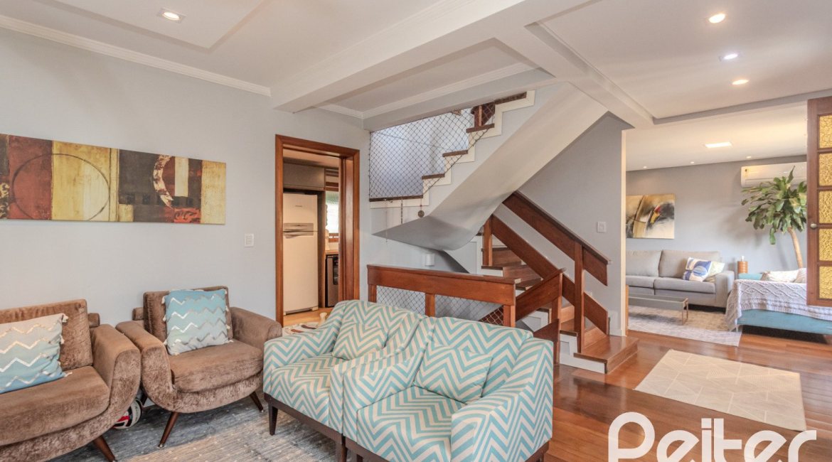 Casa à venda com 227m², 3 dormitórios, 3 suítes, 2 vagas, no bairro Espírito Santo em Porto Alegre