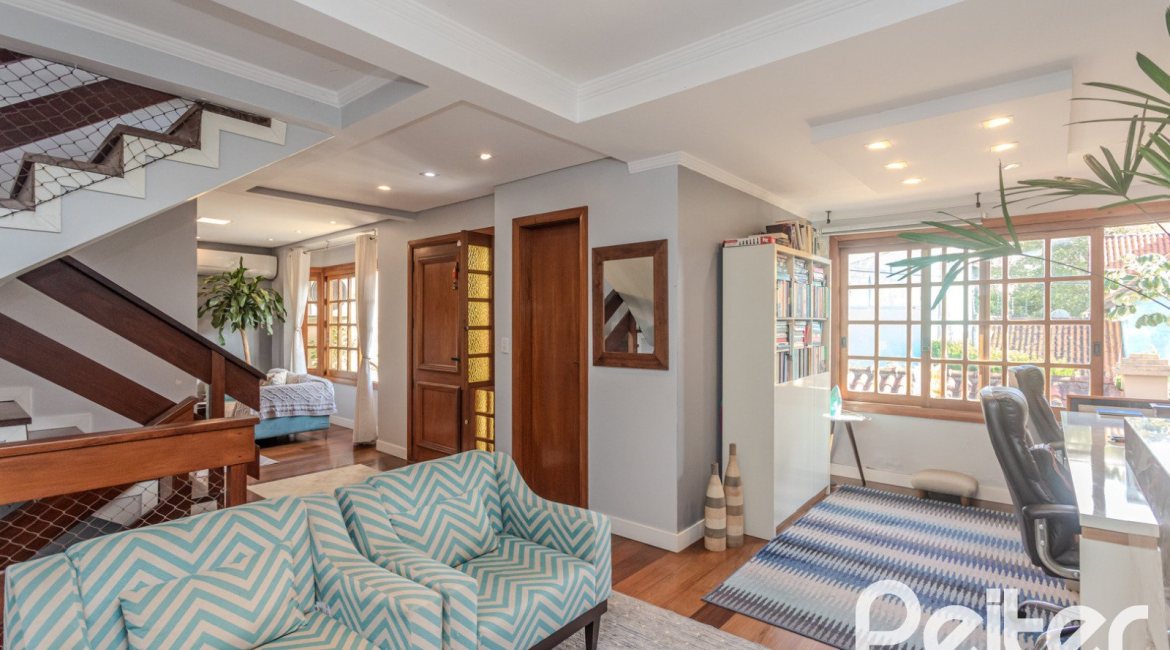Casa à venda com 227m², 3 dormitórios, 3 suítes, 2 vagas, no bairro Espírito Santo em Porto Alegre