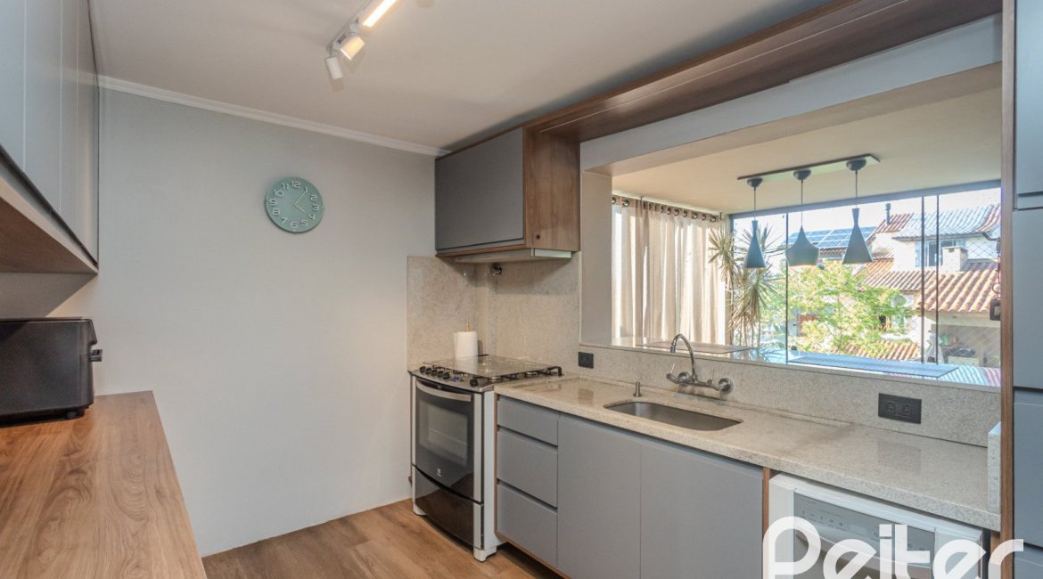 Casa à venda com 227m², 3 dormitórios, 3 suítes, 2 vagas, no bairro Espírito Santo em Porto Alegre