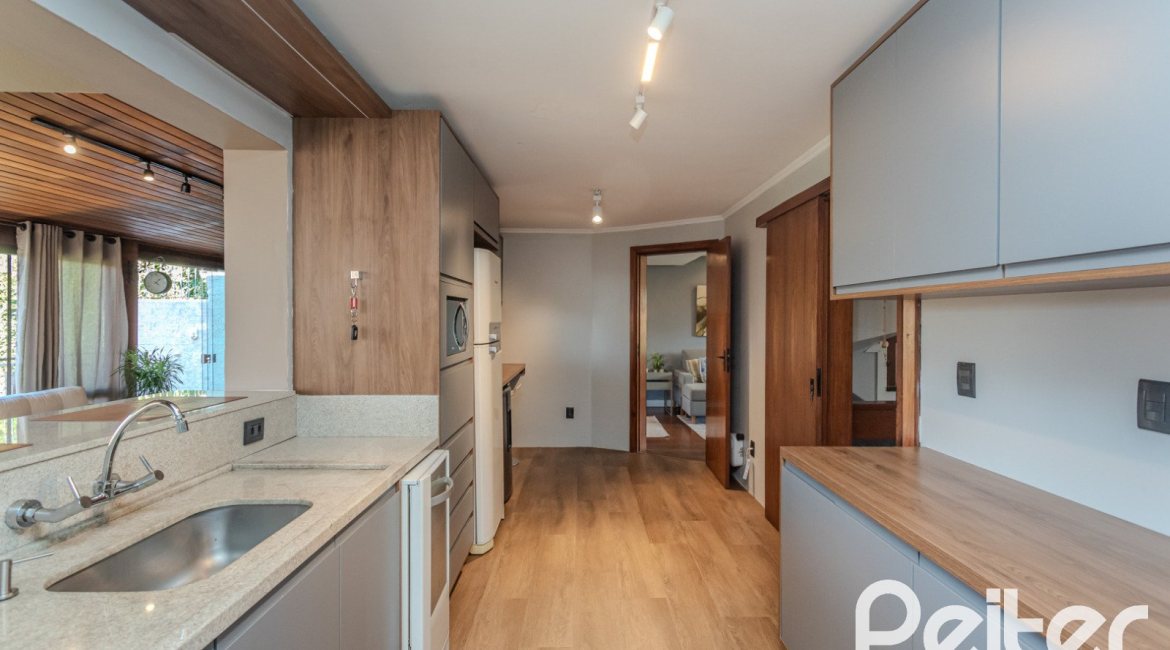 Casa à venda com 227m², 3 dormitórios, 3 suítes, 2 vagas, no bairro Espírito Santo em Porto Alegre