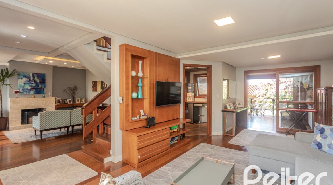 Casa à venda com 227m², 3 dormitórios, 3 suítes, 2 vagas, no bairro Espírito Santo em Porto Alegre
