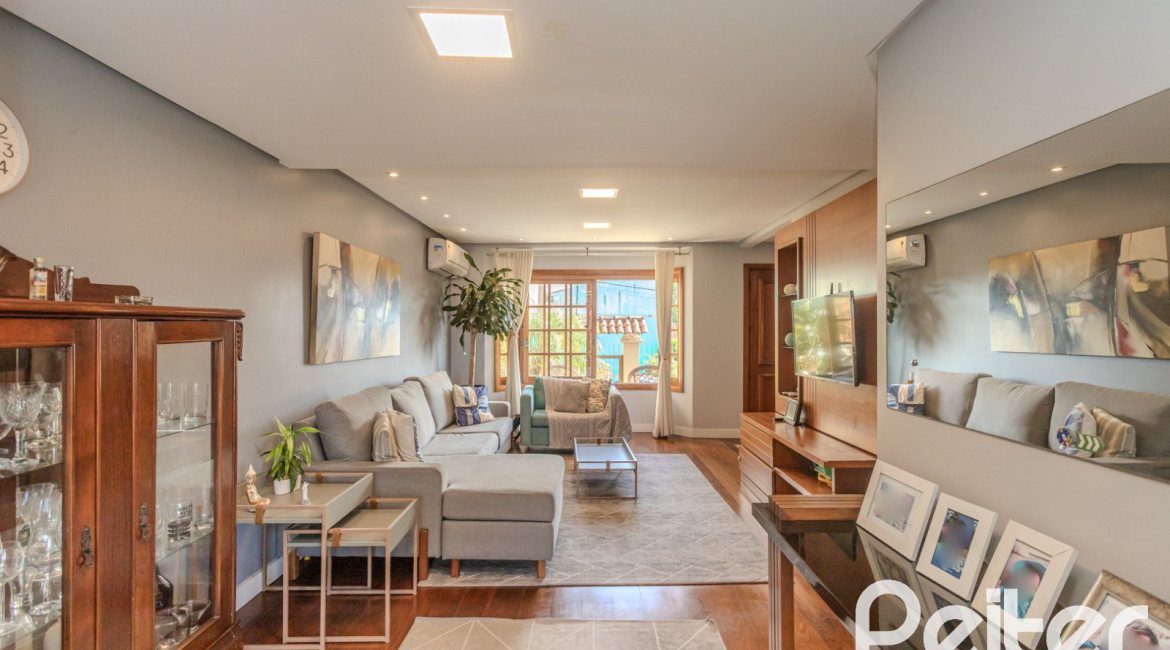 Casa à venda com 227m², 3 dormitórios, 3 suítes, 2 vagas, no bairro Espírito Santo em Porto Alegre
