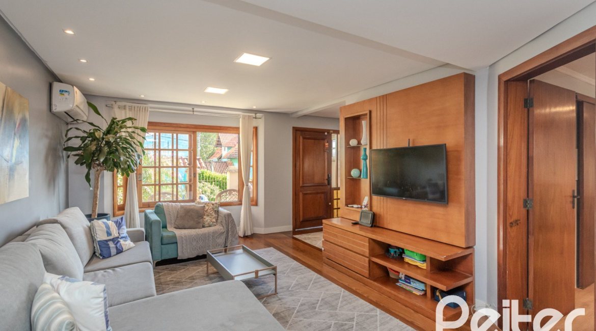 Casa à venda com 227m², 3 dormitórios, 3 suítes, 2 vagas, no bairro Espírito Santo em Porto Alegre