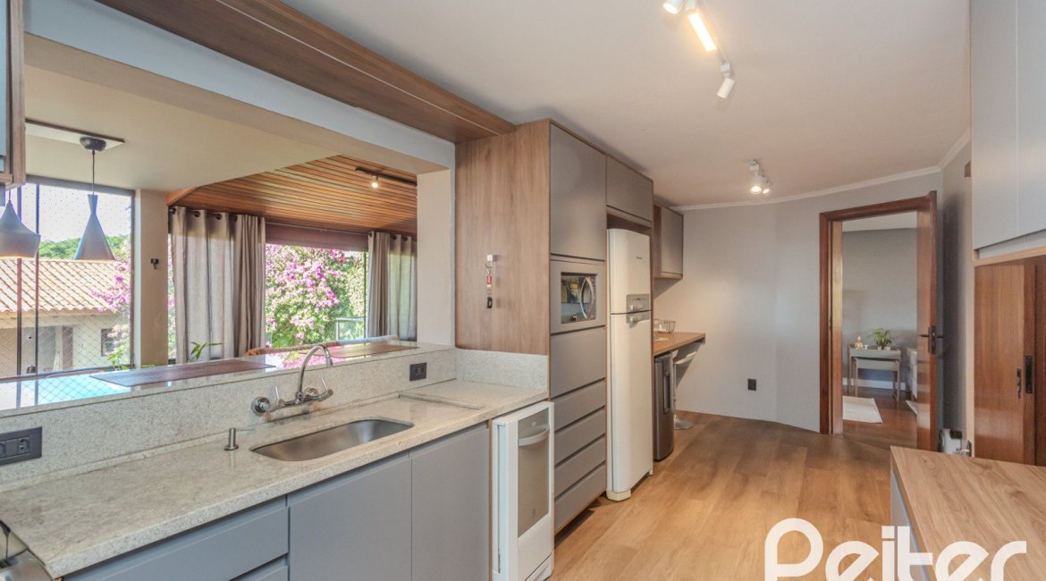 Casa à venda com 227m², 3 dormitórios, 3 suítes, 2 vagas, no bairro Espírito Santo em Porto Alegre