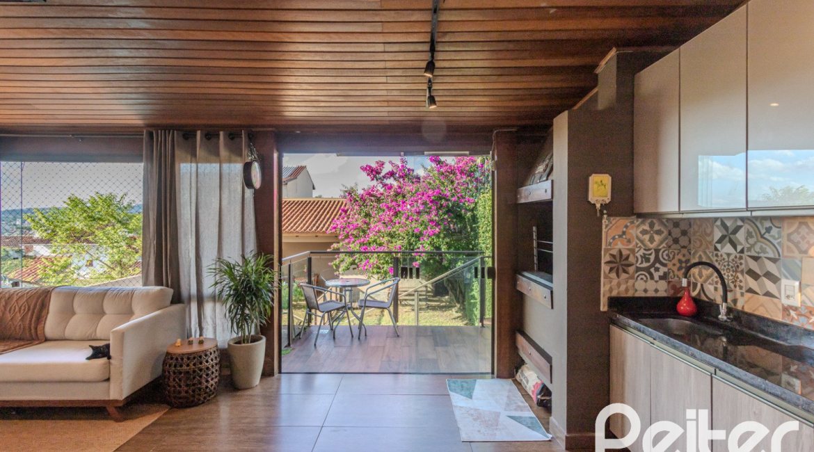 Casa à venda com 227m², 3 dormitórios, 3 suítes, 2 vagas, no bairro Espírito Santo em Porto Alegre