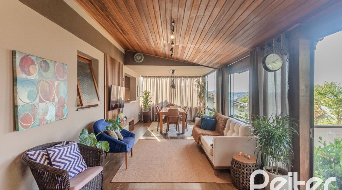 Casa à venda com 227m², 3 dormitórios, 3 suítes, 2 vagas, no bairro Espírito Santo em Porto Alegre