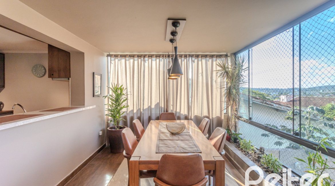 Casa à venda com 227m², 3 dormitórios, 3 suítes, 2 vagas, no bairro Espírito Santo em Porto Alegre