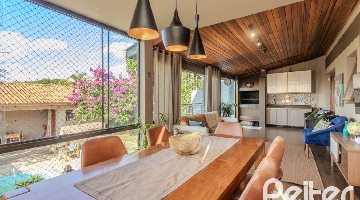 Casa à venda com 227m², 3 dormitórios, 3 suítes, 2 vagas, no bairro Espírito Santo em Porto Alegre