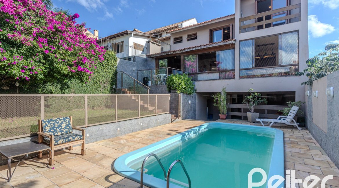 Casa à venda com 227m², 3 dormitórios, 3 suítes, 2 vagas, no bairro Espírito Santo em Porto Alegre