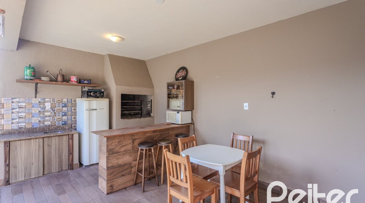 Casa à venda com 227m², 3 dormitórios, 3 suítes, 2 vagas, no bairro Espírito Santo em Porto Alegre