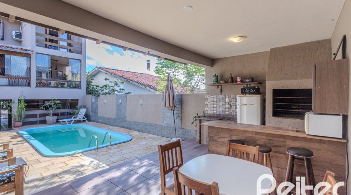 Casa à venda com 227m², 3 dormitórios, 3 suítes, 2 vagas, no bairro Espírito Santo em Porto Alegre