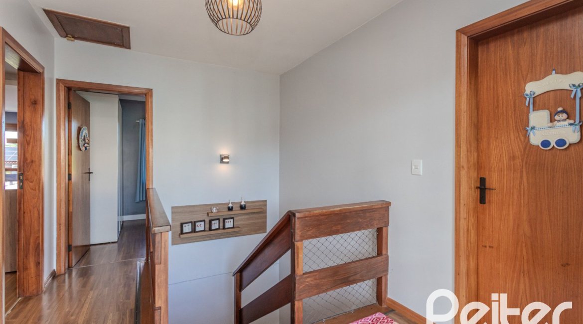Casa à venda com 227m², 3 dormitórios, 3 suítes, 2 vagas, no bairro Espírito Santo em Porto Alegre