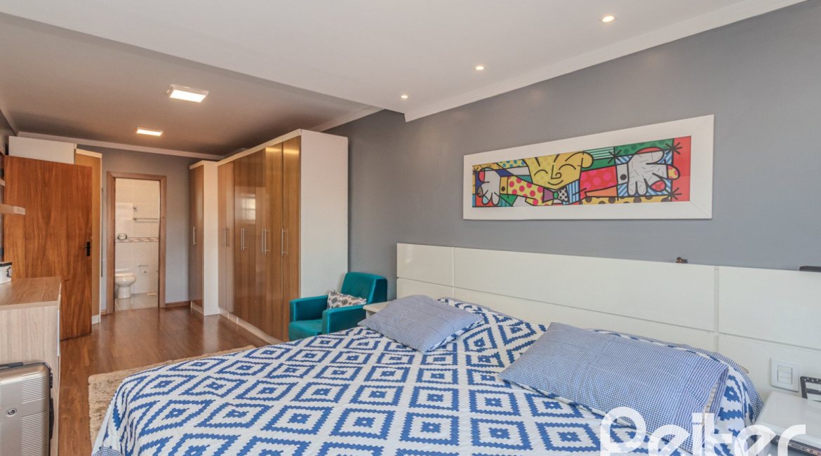 Casa à venda com 227m², 3 dormitórios, 3 suítes, 2 vagas, no bairro Espírito Santo em Porto Alegre