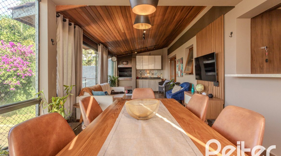 Casa à venda com 227m², 3 dormitórios, 3 suítes, 2 vagas, no bairro Espírito Santo em Porto Alegre