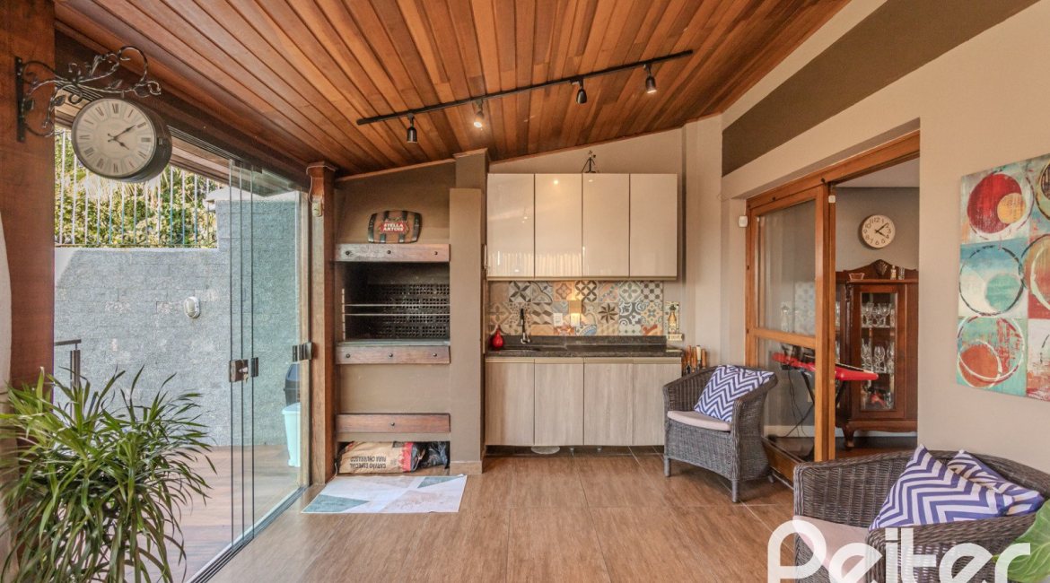 Casa à venda com 227m², 3 dormitórios, 3 suítes, 2 vagas, no bairro Espírito Santo em Porto Alegre
