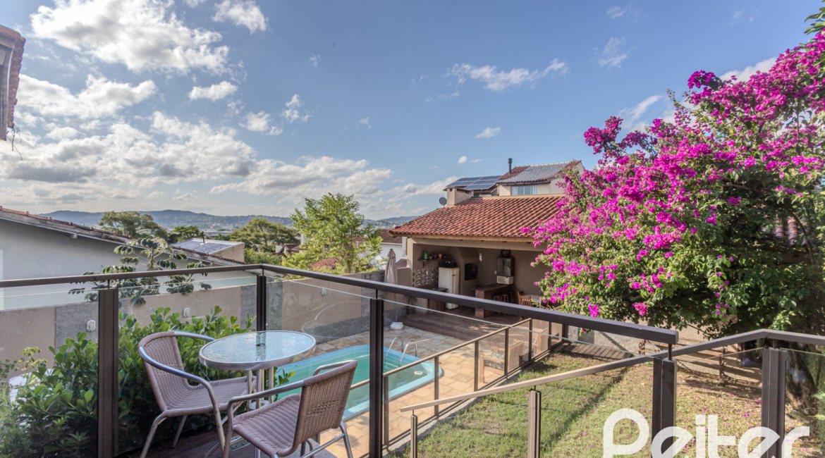 Casa à venda com 227m², 3 dormitórios, 3 suítes, 2 vagas, no bairro Espírito Santo em Porto Alegre