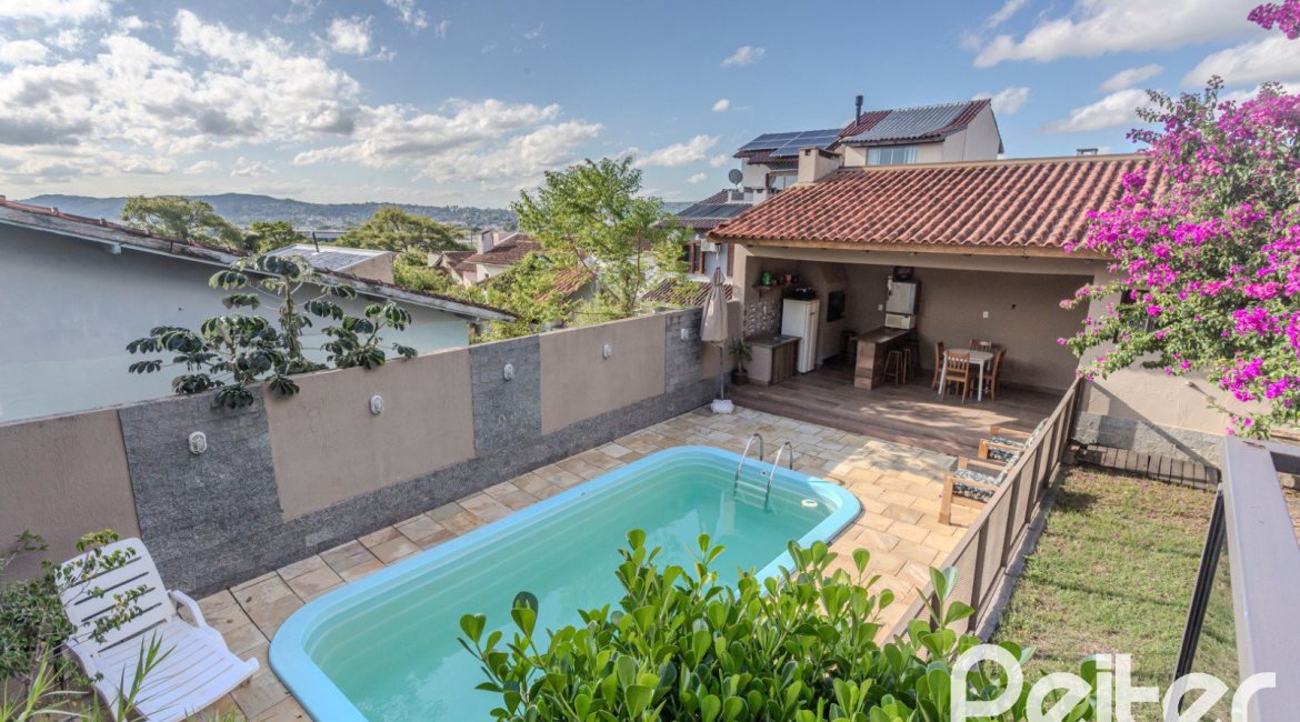 Casa à venda com 227m², 3 dormitórios, 3 suítes, 2 vagas, no bairro Espírito Santo em Porto Alegre