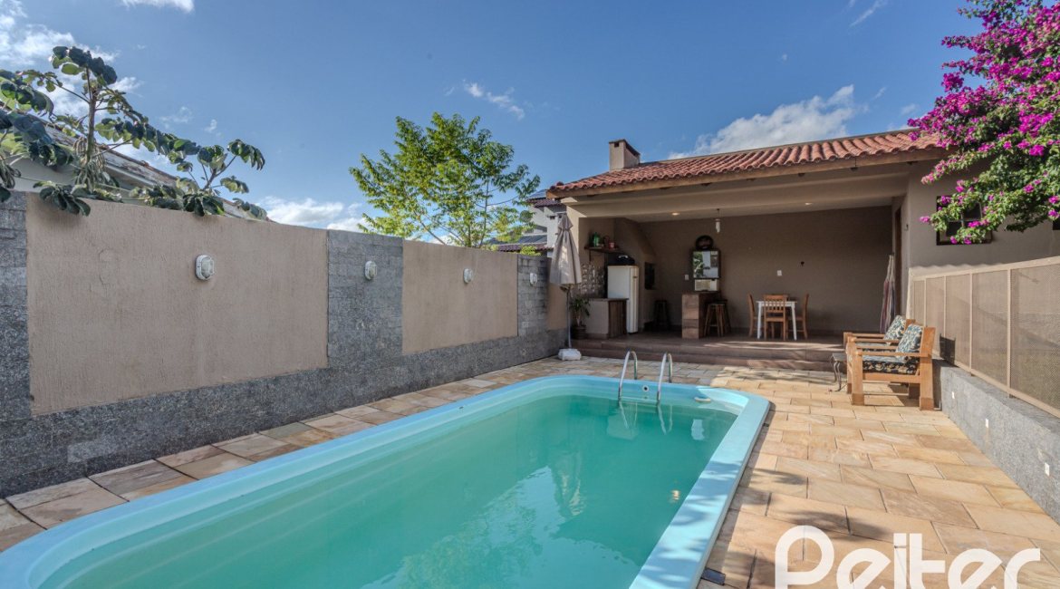 Casa à venda com 227m², 3 dormitórios, 3 suítes, 2 vagas, no bairro Espírito Santo em Porto Alegre