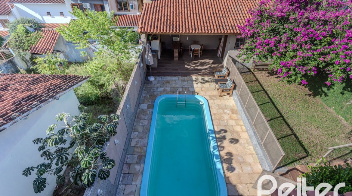 Casa à venda com 227m², 3 dormitórios, 3 suítes, 2 vagas, no bairro Espírito Santo em Porto Alegre