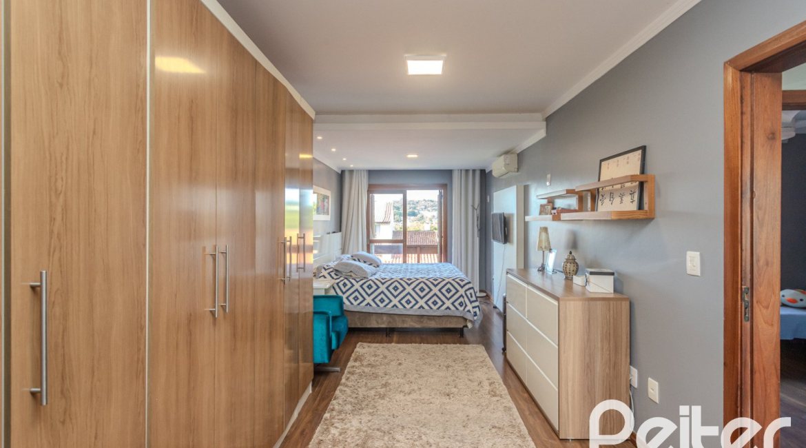 Casa à venda com 227m², 3 dormitórios, 3 suítes, 2 vagas, no bairro Espírito Santo em Porto Alegre